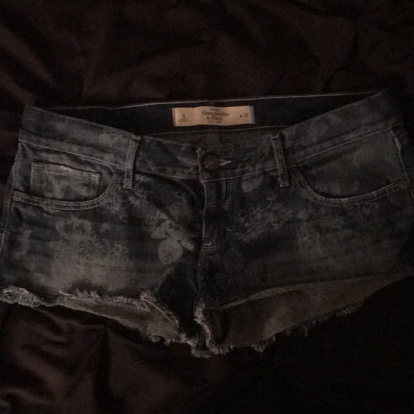 A&F Jean Short Shorts (Flower Print) - Picture 3 of 7